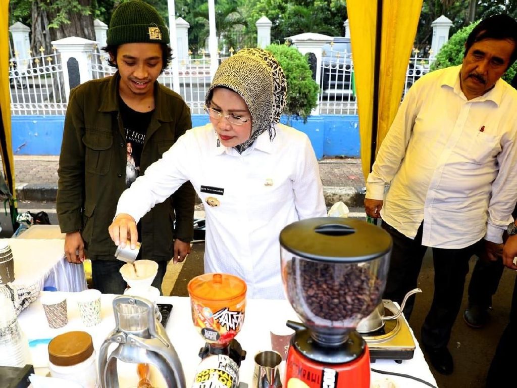 Aksi Bupati Serang Jadi Barista Dadakan Aksi Bupati Serang Jadi Barista Dadakan