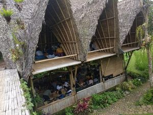 Belajar Kerajinan Bambu di Omah Yudhi Temanggung