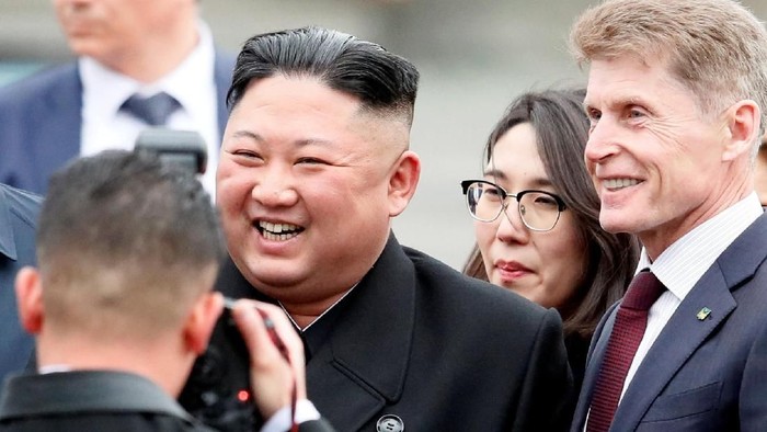 Kim Jong Un tiba di Rusia Pemimpin Korea Utara Kim Jong Un tiba di Rusia dengan kereta api khusus. Dalam kunjungan itu Kim Jong Un akan bertemu dengan Presiden Rusia Vladimir Putin.