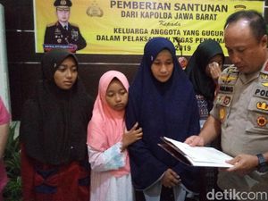 Kapolda Jabar Santuni Keluarga Polisi yang Meninggal Saat Amankan Pemilu