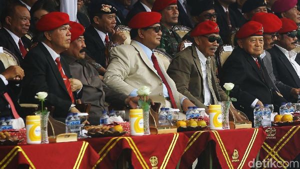 Prabowo Berbaret Merah di HUT Kopassus