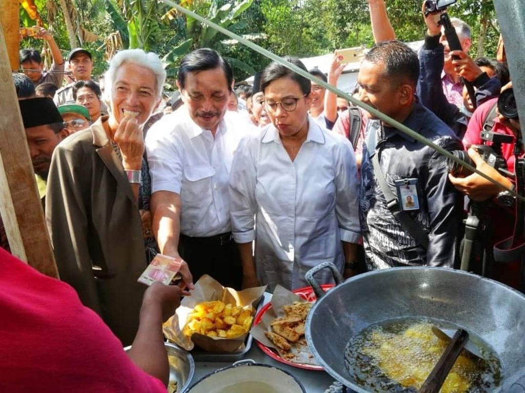 Keseruan Luhut Pandjaitan Saat Berburu Gorengan hingga Ngopi Bareng Jokowi