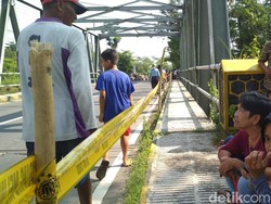 Warga Blitar Penasaran Lihat Rekonstruksi Pembuangan Mayat dalam Koper