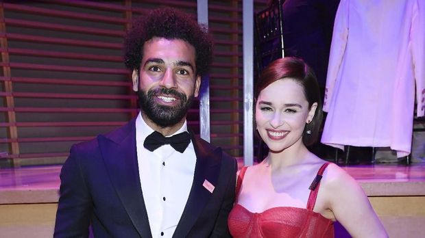 Mohamed Salah berpose bersama Emilia Clarke, pemeran utama di film seri Game of Thrones. (