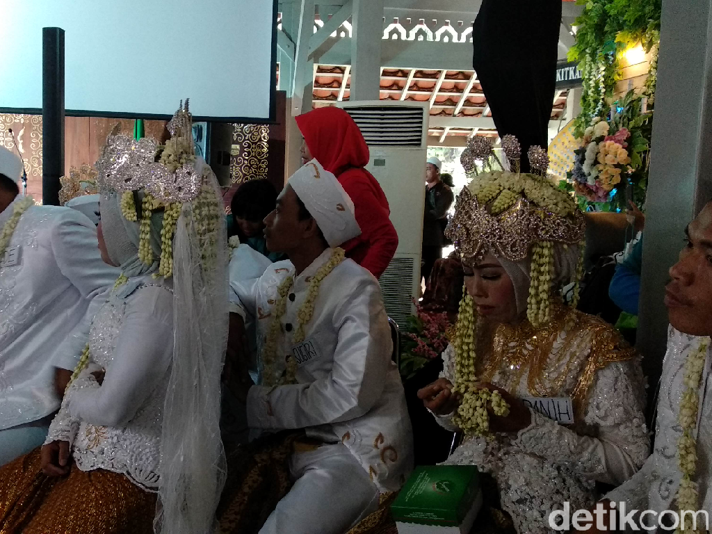 8 Pasangan Disabilitas Nikah Massal di Pendopo Bandung 8 Pasangan Disabilitas Nikah Massal di Pendopo Bandung