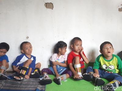 Foto: Anak-anak Pengidap Celebral Palsy dengan Sepatu Berwarnanya
