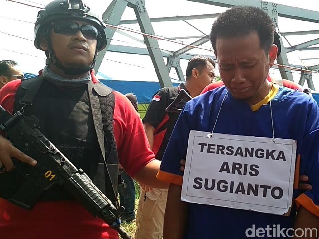 Tangis Pemutilasi Mayat Dalam Koper Saat Rekonstruksi Tangis Pemutilasi Mayat Dalam Koper Saat Rekonstruksi