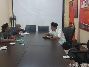 Caleg Ini Curhat ke Bawaslu Banten, Ngaku Kalah karena Politik Uang Caleg Ini Curhat ke Bawaslu Banten, Ngaku Kalah karena Politik Uang