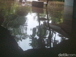 Sempat Kebanjiran, Warga Rawajati Jaksel Beres-beres Rumah dari Lumpur