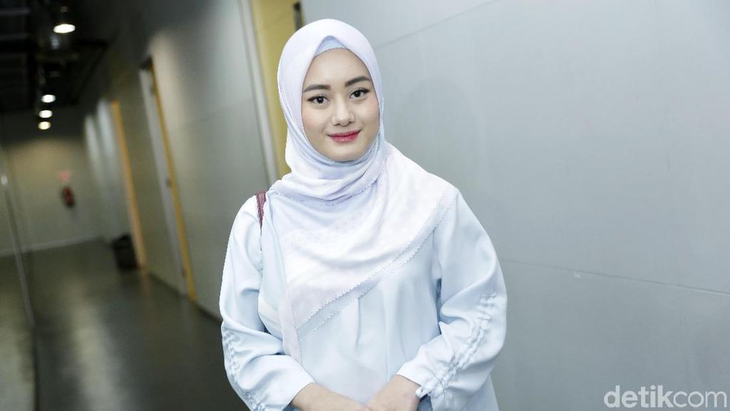 Dinda Hauw, Pilih Berhijab Usai Mimpi Meninggal Dinda Hauw, Pilih Berhijab Usai Mimpi Meninggal