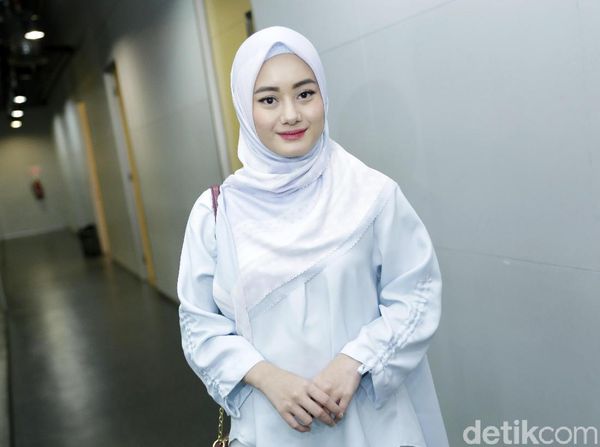 Dinda Hauw, Pilih Berhijab Usai Mimpi Meninggal