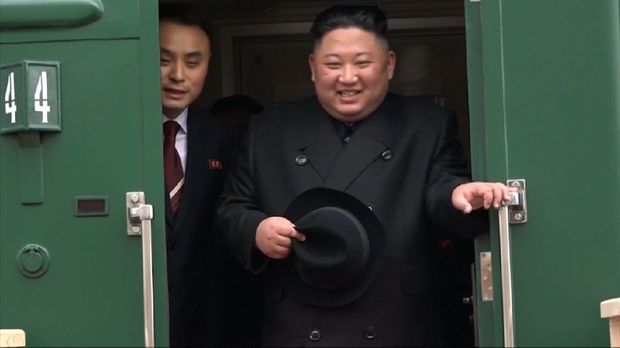 Pemimpin Korea Utara Kim Jong-un melawat ke Rusia untuk Presiden Vladimir Putin lewat jalur darat dengan menggunakan kereta lapis baja. Pertemuan berniat untuk menggalang sumbangan dari Vladimir Putin soal kegiatan nuklir.Kim Jong-un Naik Kereta