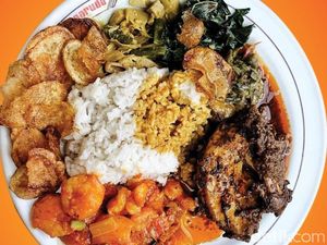 Kalori dalam Sebungkus Nasi Padang, Beneran Bikin Gemuk Nggak Sih? Kalori dalam Sebungkus Nasi Padang, Beneran Bikin Gemuk Nggak Sih?