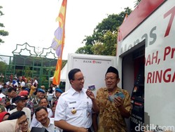 Anies Bagikan 40 Ribu Kartu Lansia Jakarta