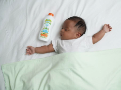 Kenali Manfaat dan Penggunaan Bedak yang Tepat Bagi Bayi