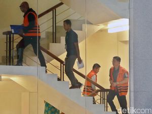 Gaya Para Tersangka Suap Krakatau Steel Saat Diperiksa KPK Gaya Para Tersangka Suap Krakatau Steel Saat Diperiksa KPK