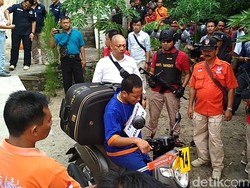 Adegan Aris Hilangkan Jejak dengan Bakar Baju Korban Mayat dalam Koper