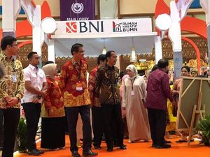 Bersama Anies, Jokowi Tinjau Pameran Inacraft 2019 di JCC Senayan Bersama Anies, Jokowi Tinjau Pameran Inacraft 2019 di JCC Senayan