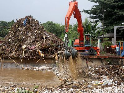 Petugas Bersih-bersih Sampah di Pintu Air Manggarai