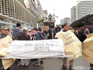Massa Bawa Keranda Gelar Aksi di Bawaslu