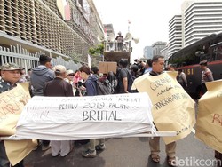 Massa Bawa Keranda Gelar Aksi di Bawaslu