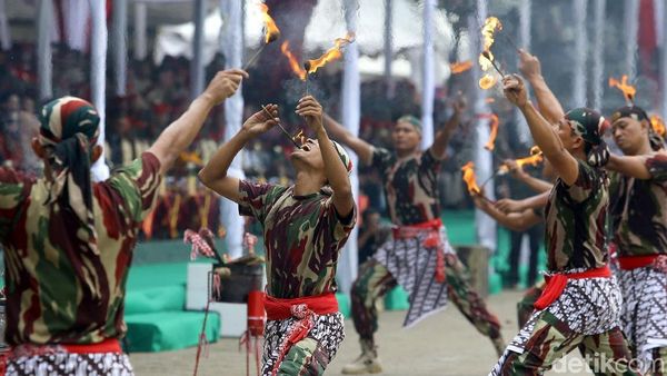 Aksi Prajurit Kopassus Unjuk Kekuatan di HUT ke-67