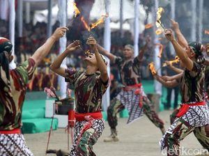 Aksi Prajurit Kopassus Unjuk Kekuatan di HUT ke-67