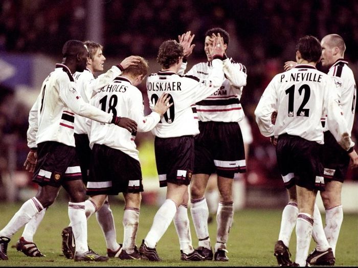 Manchester United merayakan salah satu kemenangan yang diraih di ajang Piala FA musim 1998/1999 (Mark Thompson /Allsport) Manchester United merayakan salah satu kemenangan yang diraih di ajang Piala FA musim 1998/1999 (Mark Thompson /Allsport)