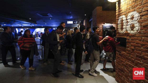 Antrean penonton 'Avengers: Endgame' di bioskop CGV Grand Indonesia.