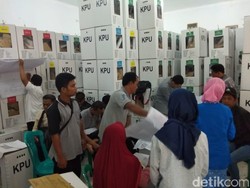 KPPS Salah Rekap, 3 Kotak Suara di TPS Ini Dibongkar dan Dihitung Ulang