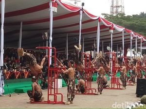 Peringatan HUT ke-67, Prajurit Kopassus Tampilkan Kekuatan Fisik