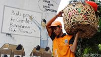 Sampah di Kolong Rel Juanda Dibersihkan