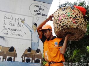 Sampah di Kolong Rel Juanda Dibersihkan