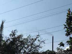 Warga Keluhkan Polusi Udara Fly Ash Pabrik di Karawang