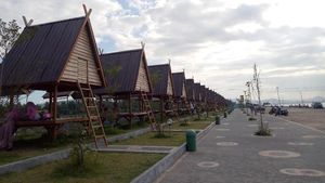 Foto: Taman Panda yang Isinya Rumah Adat Bima