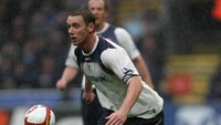 Kevin Nolan menjadi pemain kedelapan yang mencetak gol paling cepat dengan waktu 13,48 detik. Dia melesakkannya saat berkostum Bolton untuk melawan Balckburn di musim 2003/2004. (Foto: Gary M. Prior/Getty Images)