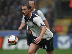 Kevin Nolan menjadi pemain kedelapan yang mencetak gol paling cepat dengan waktu 13,48 detik. Dia melesakkannya saat berkostum Bolton untuk melawan Balckburn di musim 2003/2004. (Foto: Gary M. Prior/Getty Images)