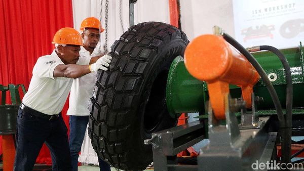 Keren! Ini Mesin Pemasang Ban Tank Karya Anak Bangsa