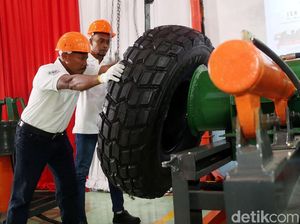 Keren! Ini Mesin Pemasang Ban Tank Karya Anak Bangsa