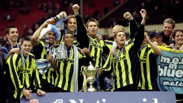 Pemain Manchester City merayakan kemenangan di babak playoff untuk bisa meraih tiket promosi ke Division One pada 30 mei 1999