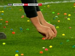 Baru Kick-Off, Pemain Wolfsburg-Frankfurt Dilempari Telur Paskah