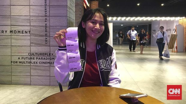 Haura memamerkan tiket menonton 'Avengers: Endgame.'