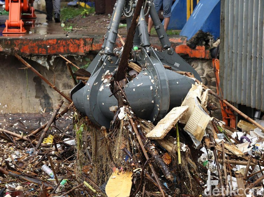 Ironi Sampah Kulkas Hingga Lemari di Tengah Banjir Ironi Sampah Kulkas Hingga Lemari di Tengah Banjir