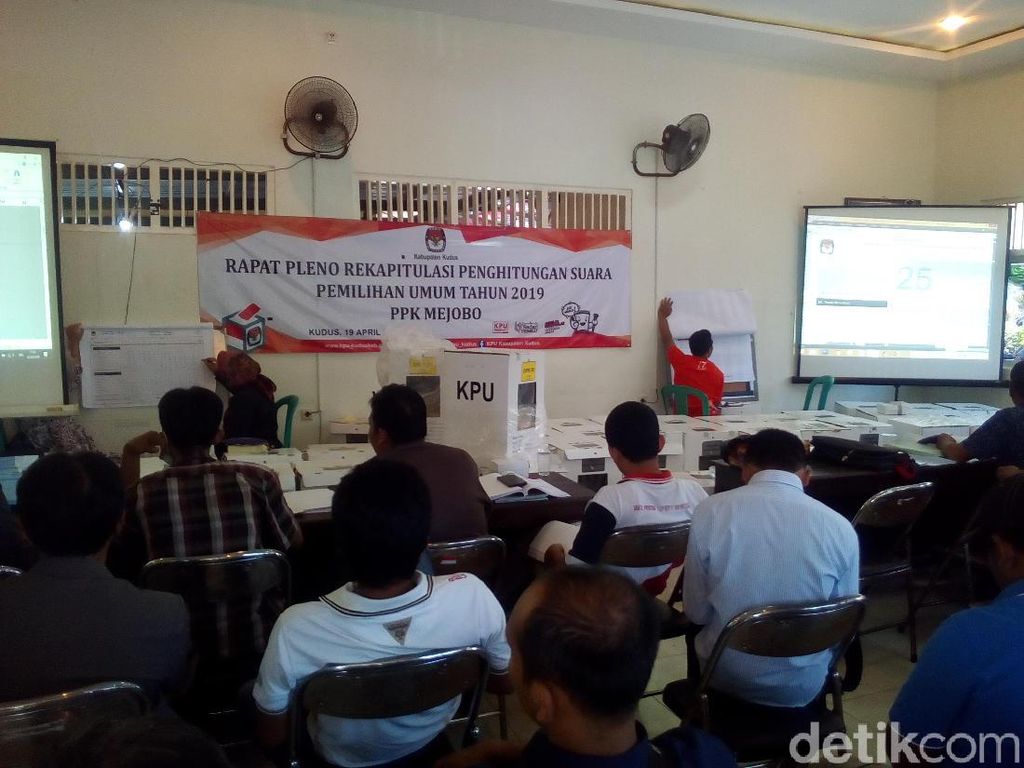21 TPS di Kudus Hitung Ulang Suara Caleg, Ini Penyebabnya 21 TPS di Kudus Hitung Ulang Suara Caleg, Ini Penyebabnya