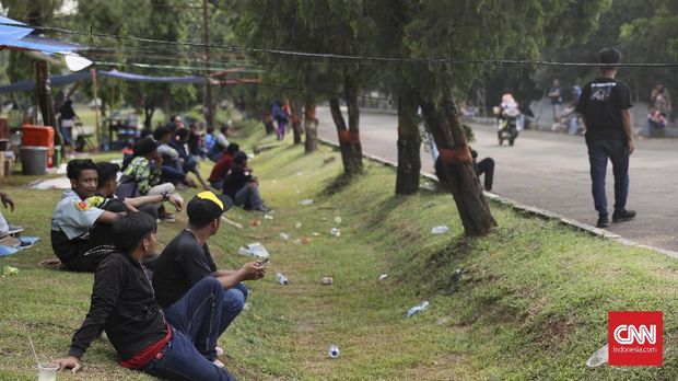 Suasana menonton road race di Sirkuit Yon Armed, Sabang, Purwakarta (2/2).