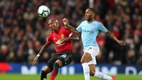 Raheem Sterling cukup merepotkan untuk MU. Ashley Young susah payah menghentikan Sterling. (Foto: Catherine Ivill/Getty Images)