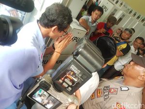 Sandiaga Cek Rekapituliasi C1 di Ciputat: Mari Hadirkan Demokrasi Jurdil