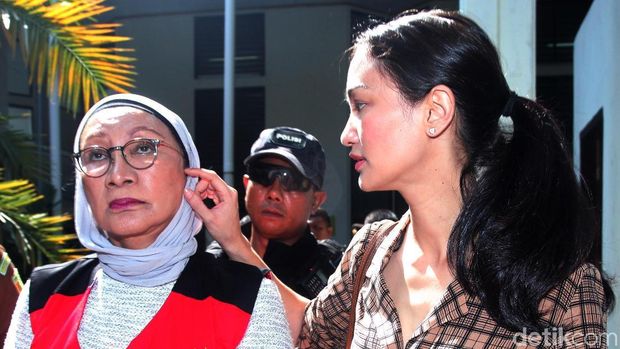Cara Atiqah Hasiholan Rayakan Ultah Sang Ibu, Ratna Sarumpaet ke-70