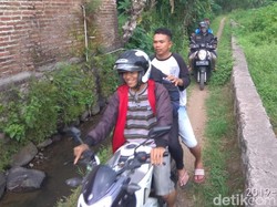 Seru... Satpol PP Pasuruan Kejar PSK yang Berhamburan ke Persawahan