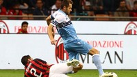 Pada menit ke-28 Milan sempat membuat ancaman berarti dari tendangan Calabria yang mengarah ke tiang jauh dan memaksa kiper Thomas Strakosha merentangkan tubuhnya untuk menepis bola. Marco Luzzani/Getty Images.